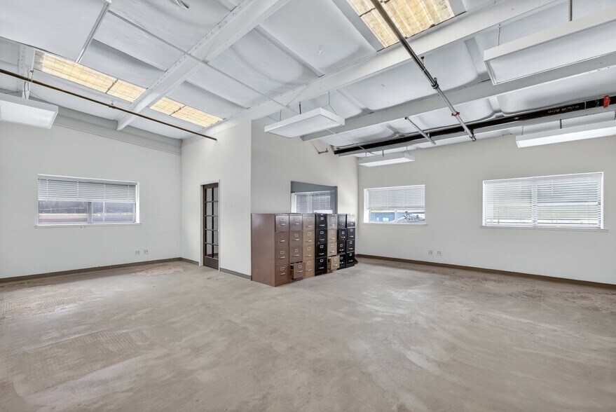 More Photos Of 182 Lewis Rd, Royal Oaks Industrial For Sale