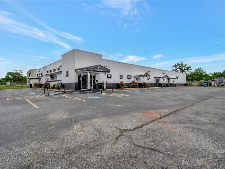 More Photos Of 1221 Abney Ave, Lufkin Office For Sale