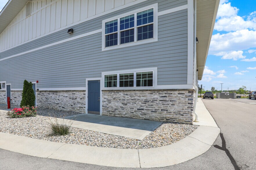 More Photos Of 17725 Motor District Cir, Carmel Showroom For Sale