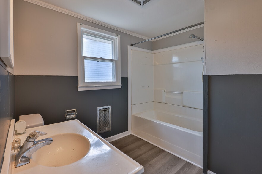 More Photos Of 551 Elm St, Martin Hotel For Sale