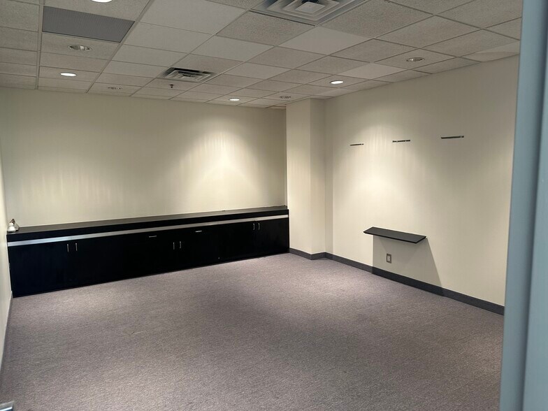 More Photos Of 39337-39349 Mound Rd, Sterling Heights Light Manufacturing For Lease