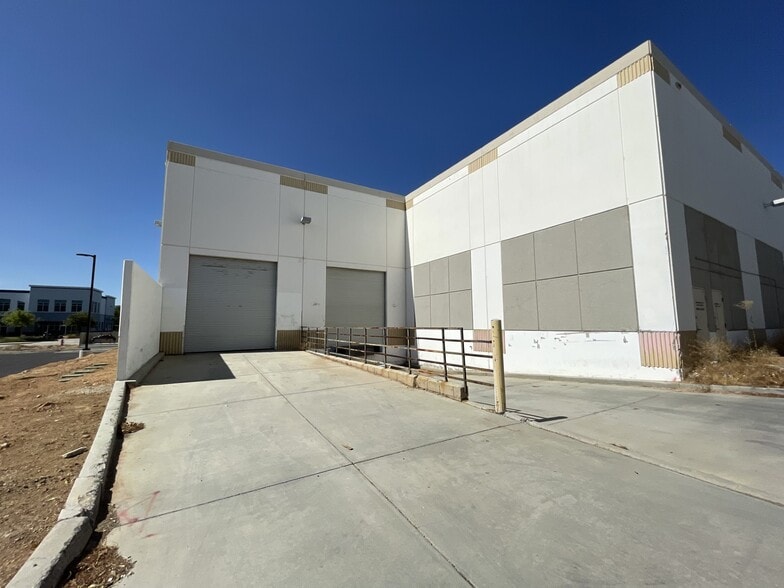 More Photos Of 38940 Trade Center Dr, Palmdale Warehouse For Lease