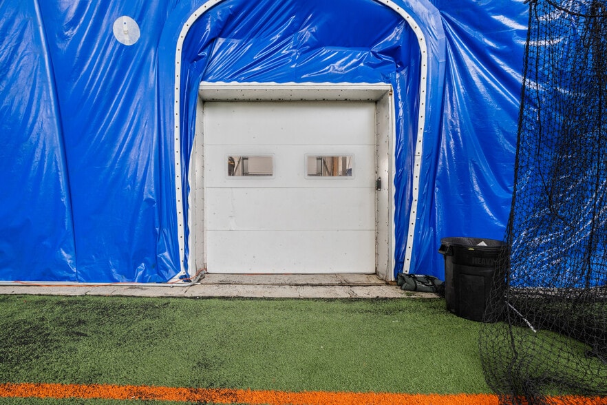 More Photos Of 901 Cannon Rd S, Dundas Sports And Entertainment For Sale