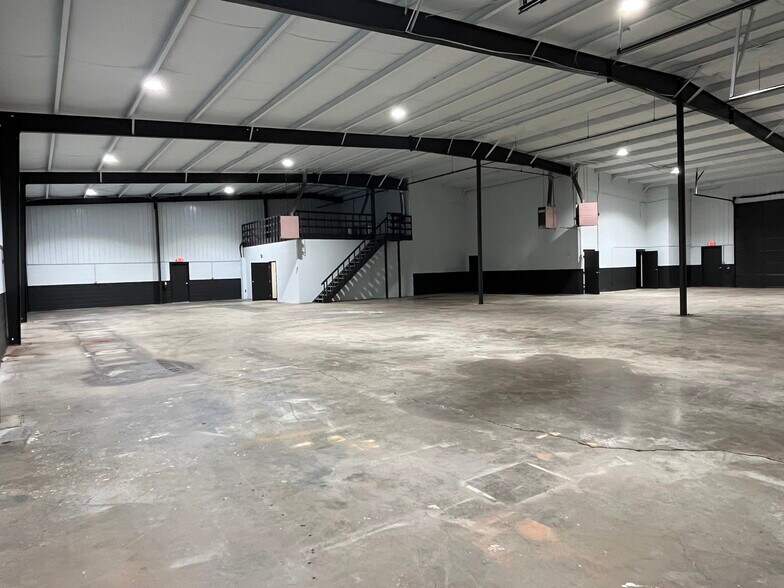 More Photos Of 1401 Fotler St, Springfield Warehouse For Lease