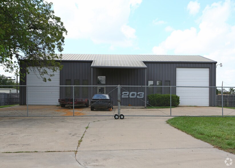 More Photos Of 203 N Hampton Rd, Crowley Warehouse For Lease