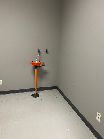 More Photos Of 265 E Bell Dr, Warsaw Distribution For Lease