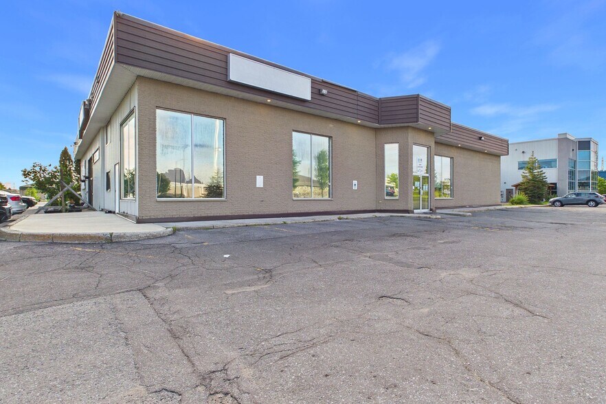 More Photos Of 330 Vantage Dr, Ottawa Freestanding For Sale
