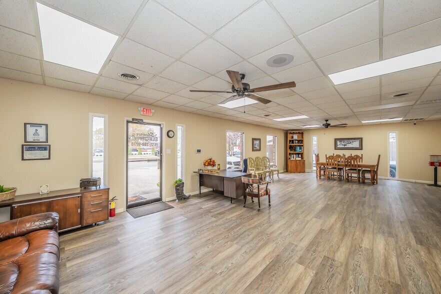 More Photos Of 424 S Bryan Belt Line Rd, Mesquite Showroom For Sale