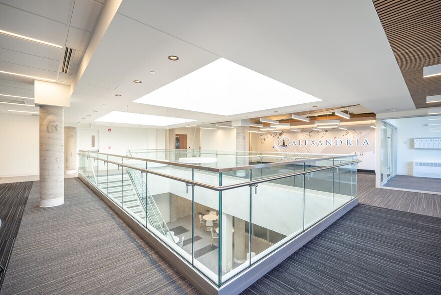 More Photos Of 275 Boul Armand-Frappier, Laval Office For Lease