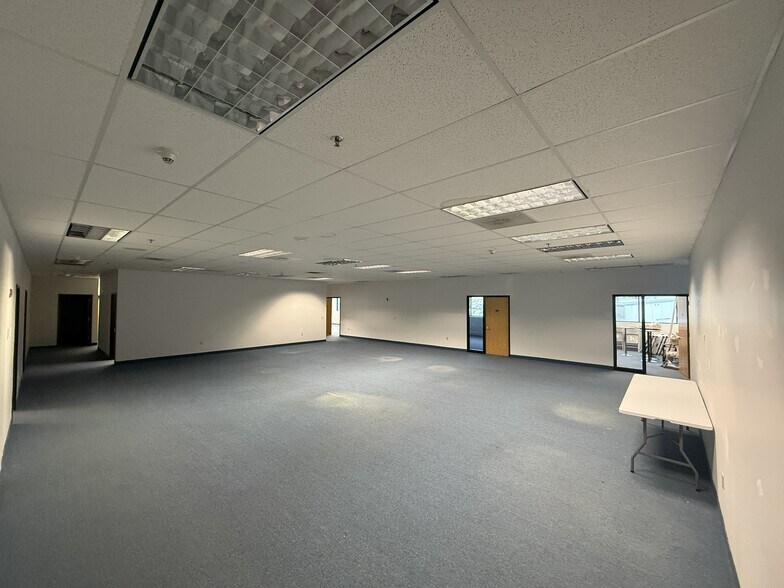 More Photos Of 45 Turner Dr, Middletown Warehouse For Lease