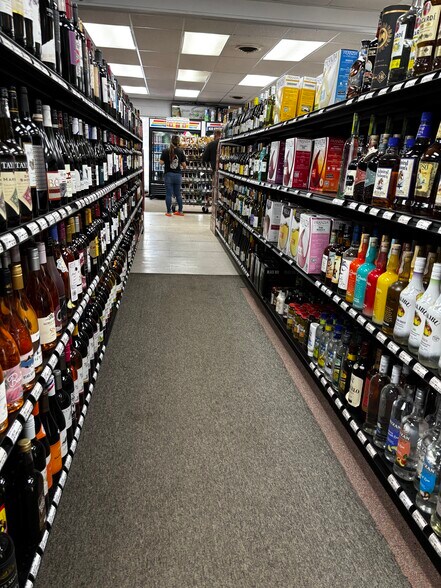 More Photos Of 529 Iris Dr, Sterling General Retail For Sale