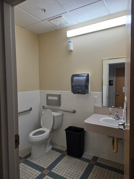 More Photos Of 1009 N Center Pky, Kennewick Office For Lease