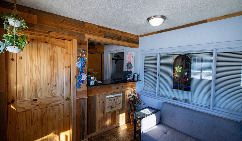 More Photos Of 412 N Front St, Townsend Hotel For Sale