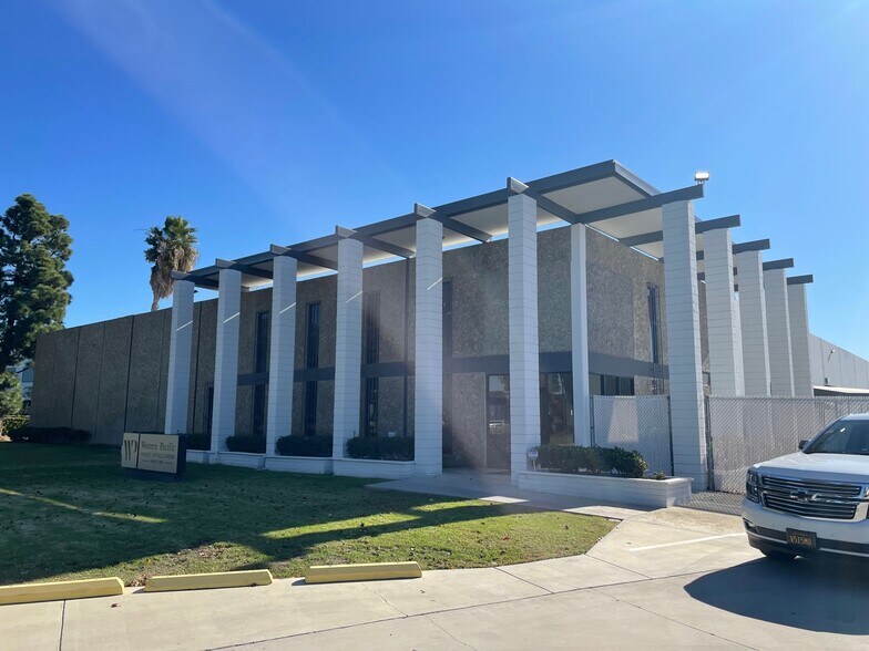 More Photos Of 2311 Pullman St, Santa Ana Warehouse For Lease