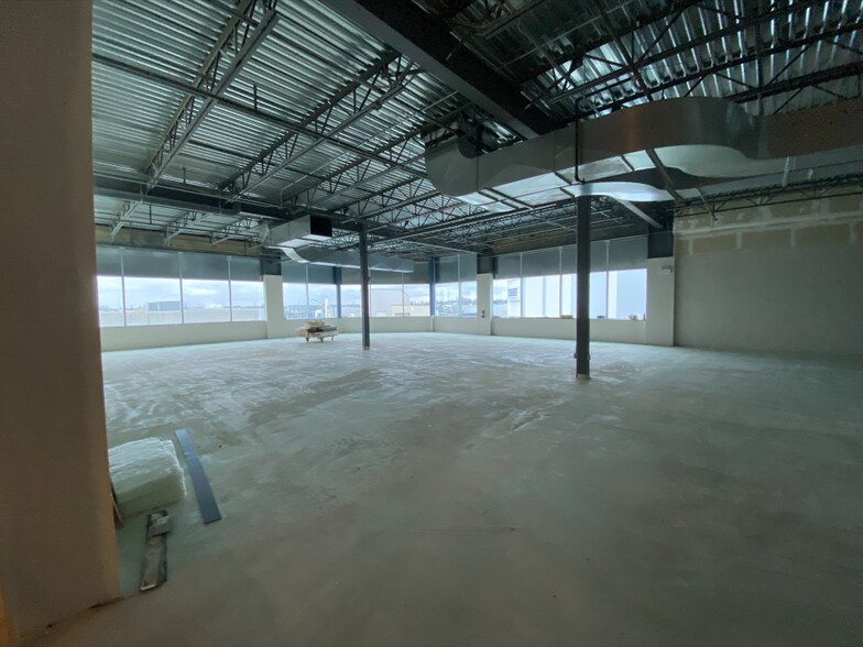 More Photos Of 1295 Cormorant Rd, Hamilton Showroom For Lease