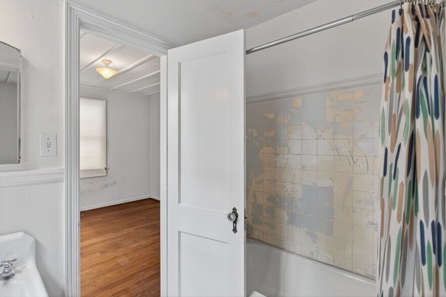 More Photos Of 5812 Jefferson Ave, Newport News Storefront For Sale