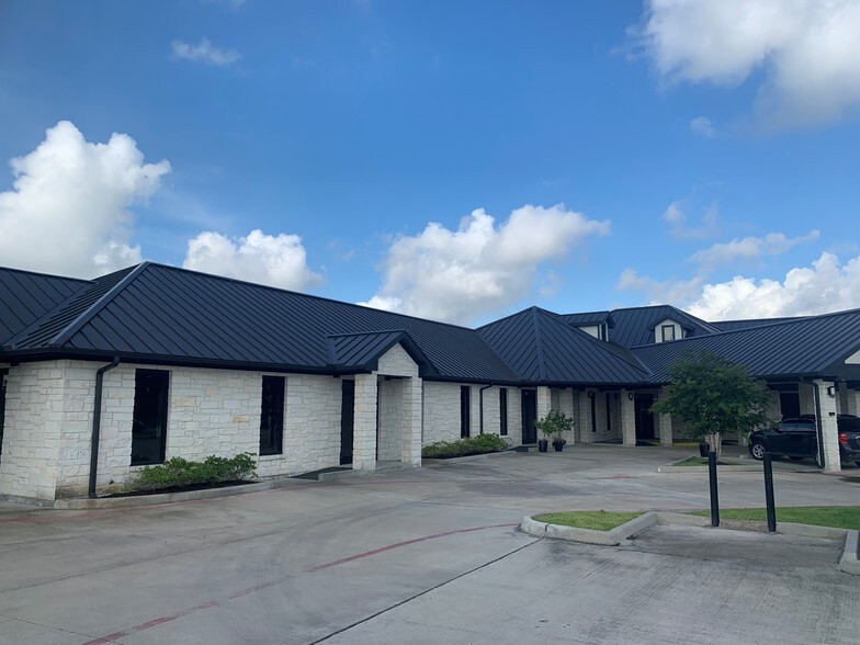 More Photos Of 2307 W Baker Rd, Baytown Medical For Lease
