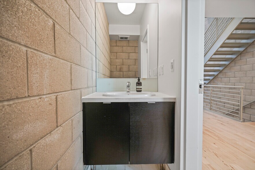 More Photos Of 3450 Cahuenga Blvd W, Los Angeles Office Residential For Lease