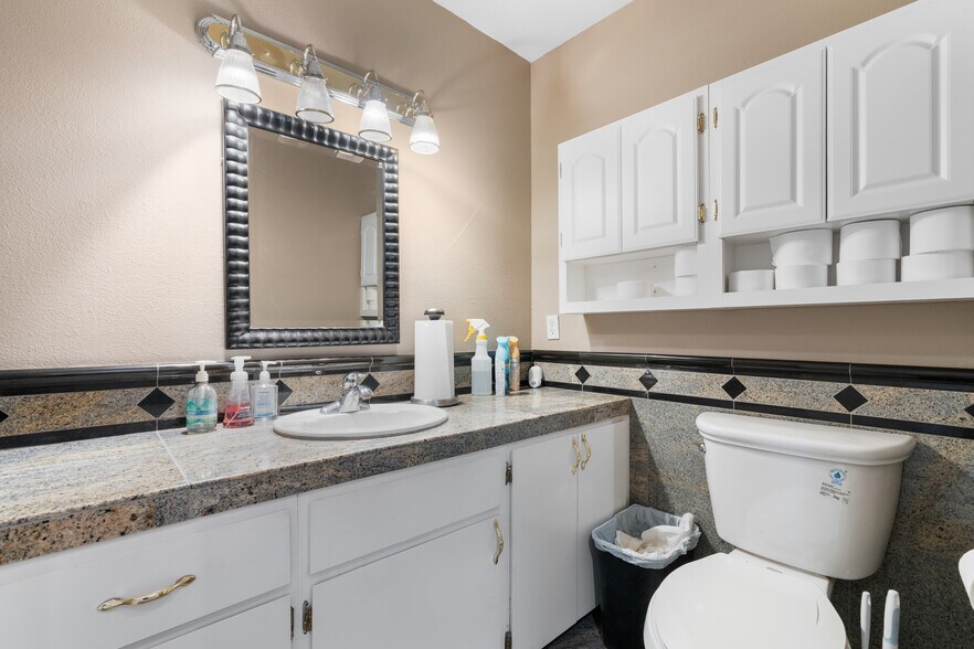 More Photos Of 807 S Auburn St, Grass Valley Showroom For Sale