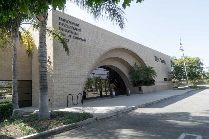 More Photos Of 11623 Glenoaks Blvd, Pacoima Office For Lease