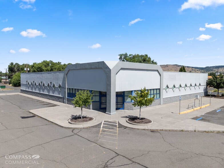 Primary Photo Of 2521 S 6th St, Klamath Falls General Retail For Sale