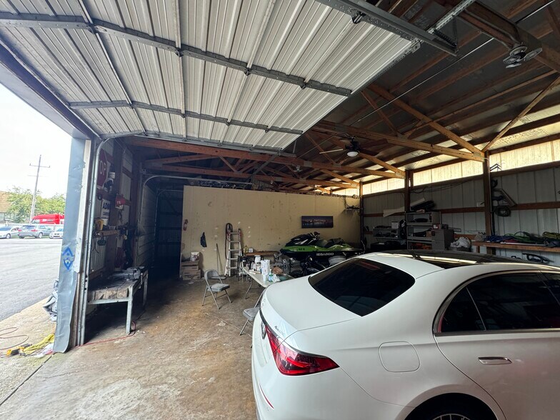 More Photos Of 644 W Park Ave, Aurora Truck Terminal For Sale