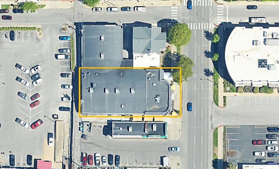 More Photos Of 419 N Walnut St, Bloomington Storefront For Sale