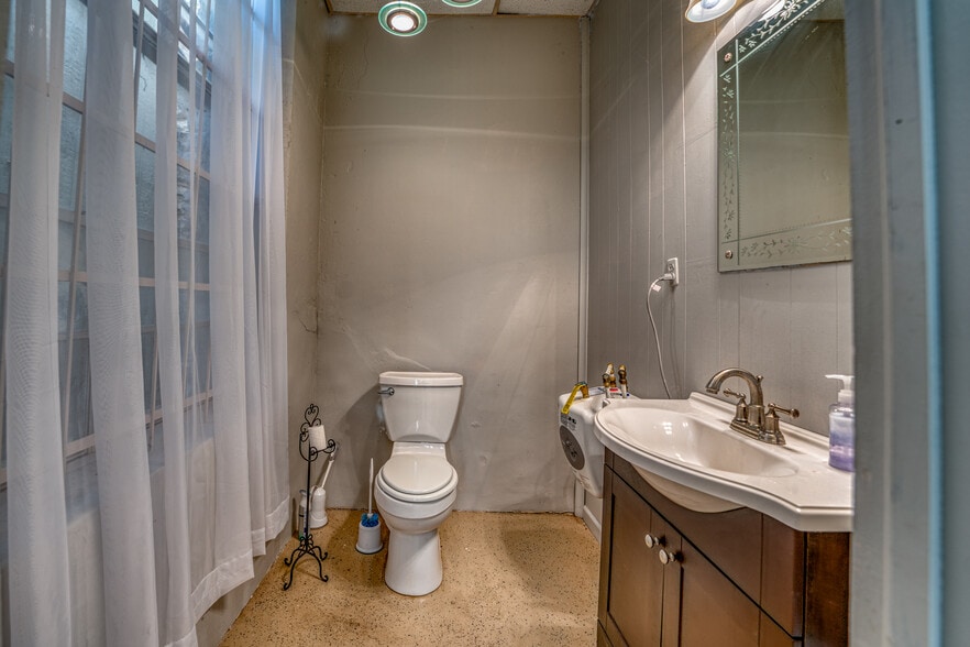 More Photos Of 103 Church St, Jasper Office Residential For Sale