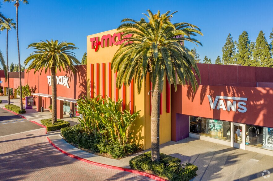 More Photos Of 2915-3011 El Camino Real, Tustin Unknown For Lease