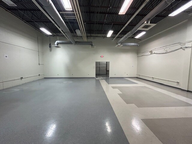 More Photos Of 7 Perimeter Rd, Manchester Light Manufacturing For Lease