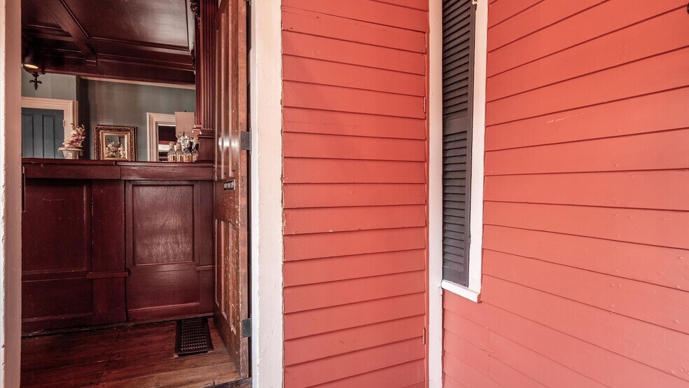 More Photos Of 313 Broadway E, Granville Hotel For Lease