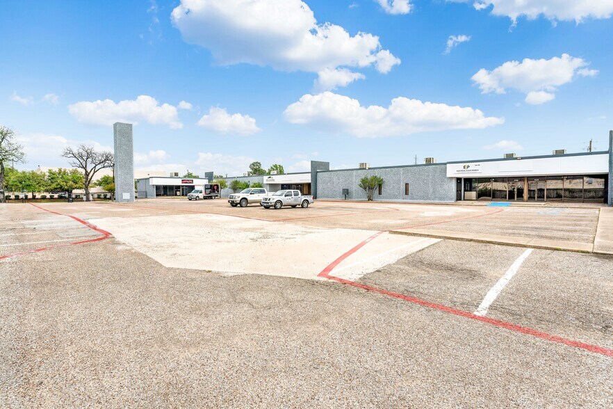 More Photos Of 2474 Manana Dr, Dallas Warehouse For Lease