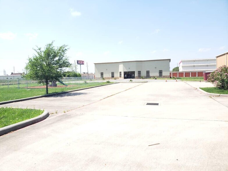 More Photos Of 6603 Langham Dr, Houston Religious Facility For Lease