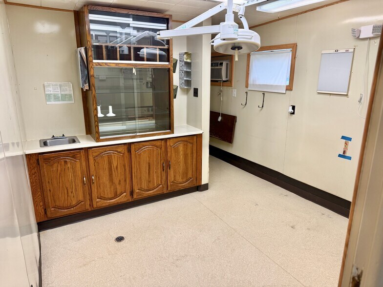 More Photos Of 1107 Lincoln Way E, Massillon Veterinarian Kennel For Sale