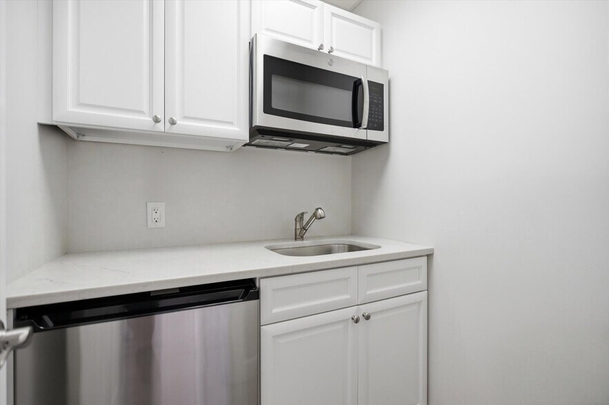 More Photos Of 33 Candee Ave, Sayville Medical For Lease