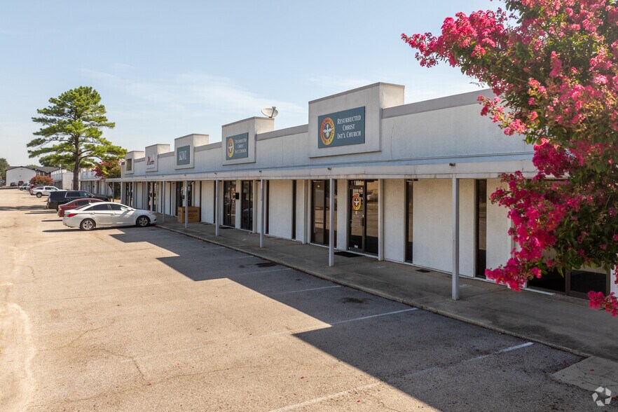 More Photos Of 1100-1120 Luke St, Irving Unknown For Lease