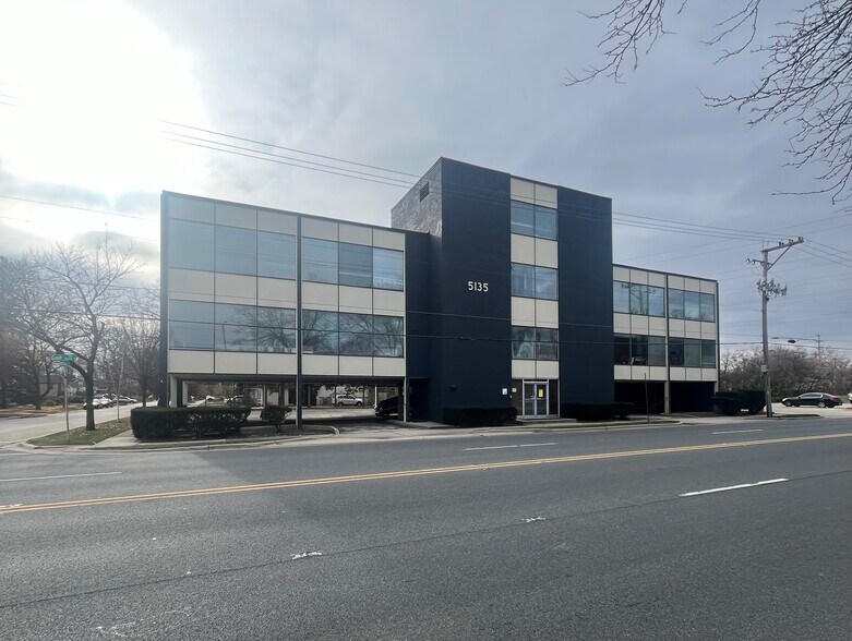More Photos Of 5135 Golf Rd, Skokie Medical For Sale