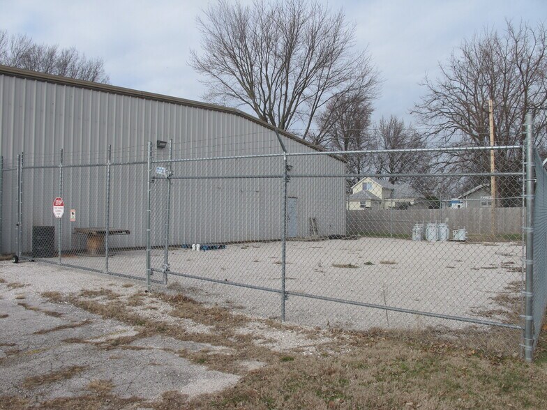 More Photos Of 1411 W Phelps St, Springfield Service For Lease