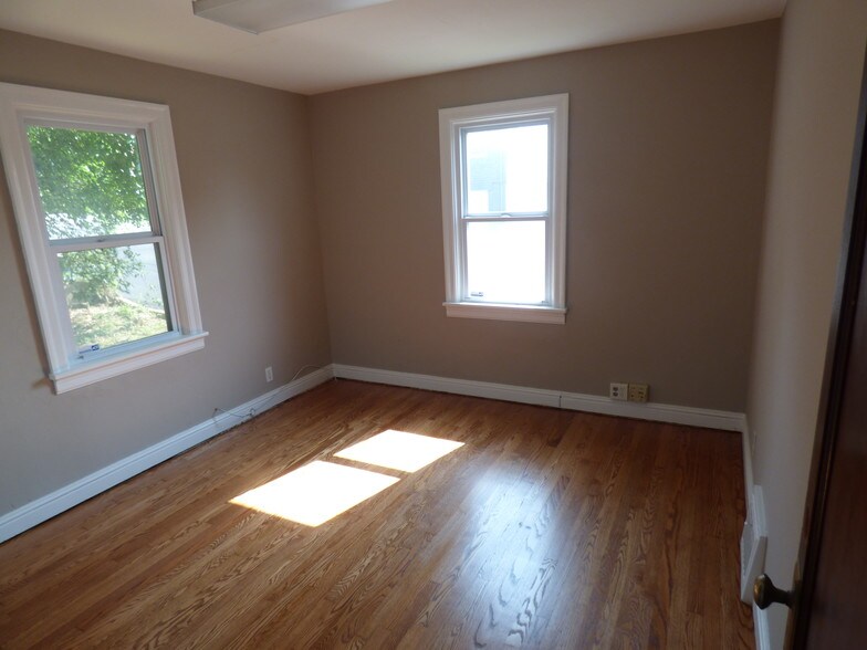 More Photos Of 8135 Manchester Rd, Saint Louis Office Residential For Sale