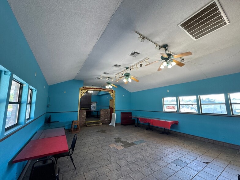 More Photos Of 520 W Broadway, Seminole Flex For Sale