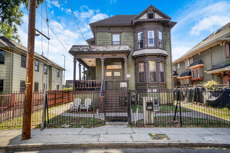 More Photos Of 1978 Estrella Ave, Los Angeles Apartments For Sale
