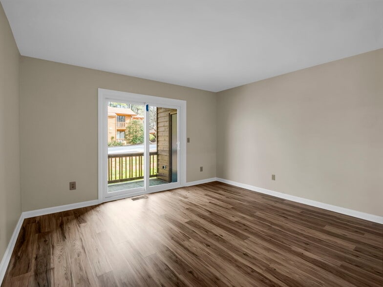 More Photos Of 520 Courtwood Ln, Hendersonville Apartments For Sale