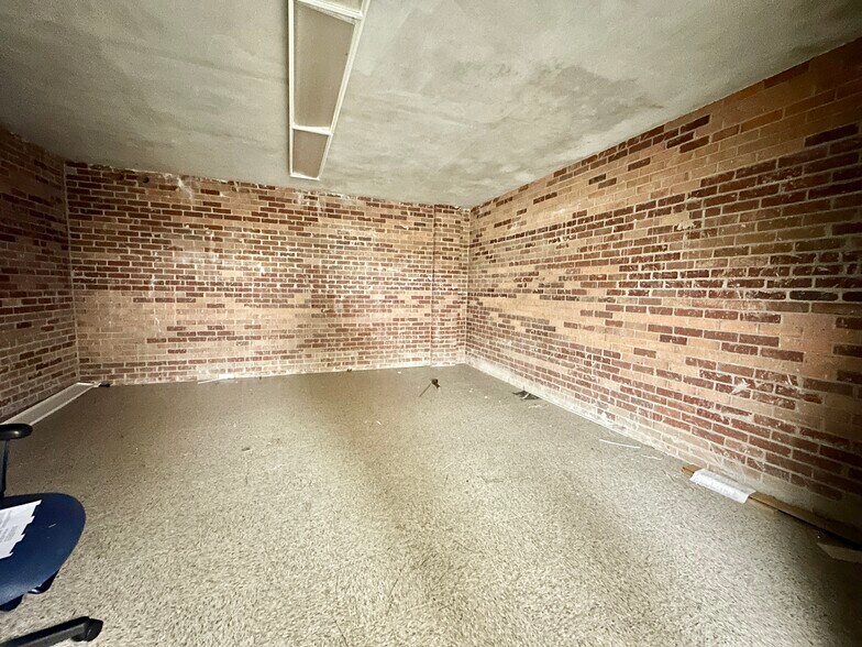 More Photos Of 8 Lester St, Martinsville General Retail For Sale