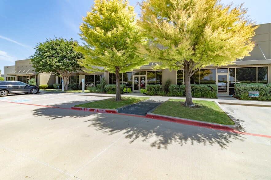 More Photos Of 800 N Watters Rd, Allen Unknown For Lease