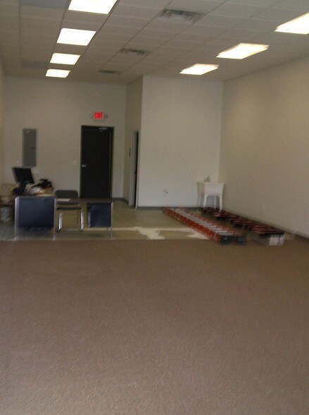 More Photos Of 37620 Ford Rd, Westland Storefront For Lease