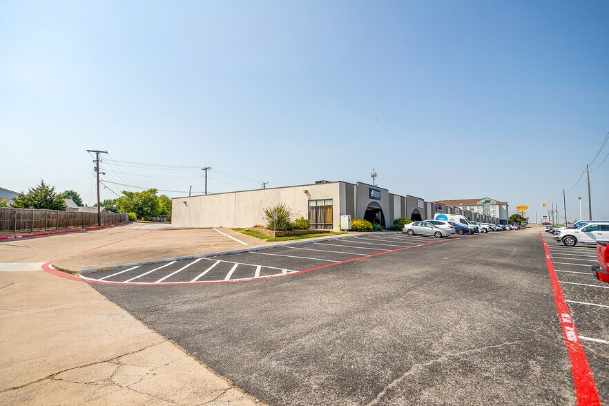 More Photos Of 3501-3529 NW Loop 820, Fort Worth Showroom For Lease
