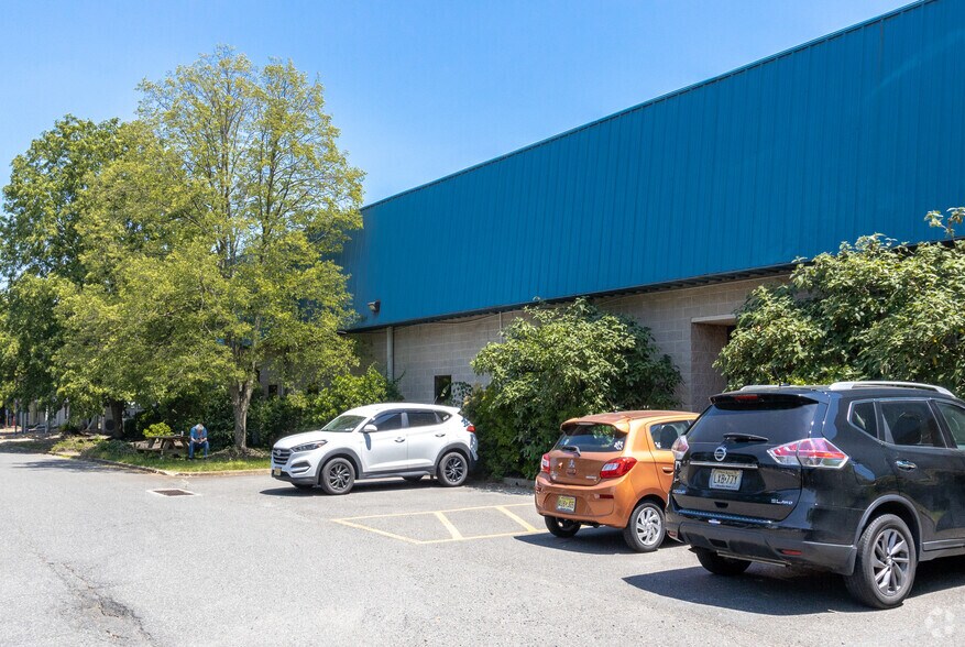 More Photos Of 1995 Swarthmore Ave, Lakewood Warehouse For Lease