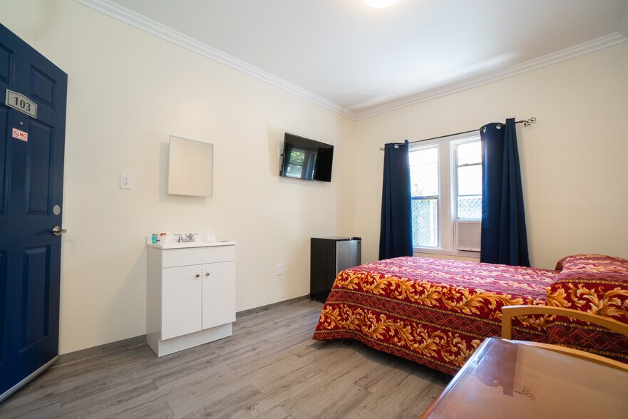 More Photos Of 238 W 10th St, San Pedro Hotel For Sale