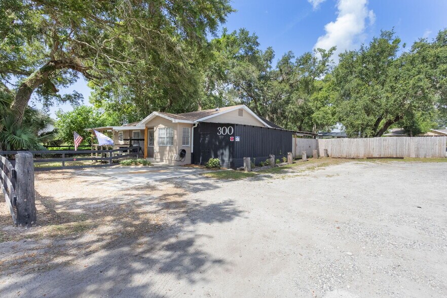 More Photos Of 300 N Dixie Ave, Fruitland Park Self Storage For Sale