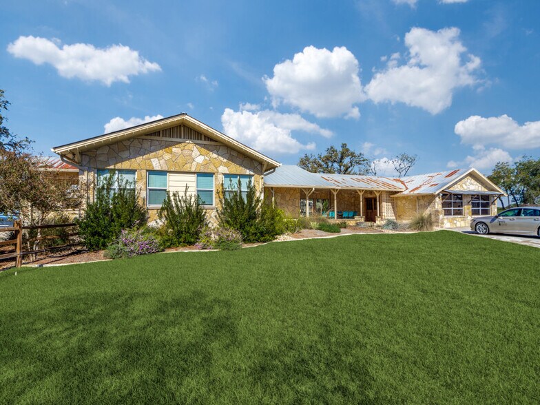 More Photos Of 1015 N School St, Boerne Office For Sale